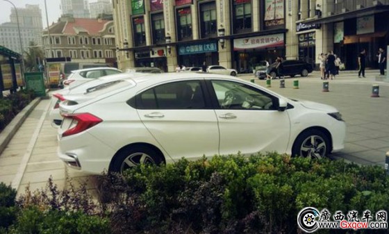 東風(fēng)本田競(jìng)?cè)鹇吩噷?shí)車曝光 尾部設(shè)計(jì)好復(fù)雜