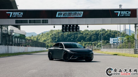 1ǼL7 Snake Performance_.jpg